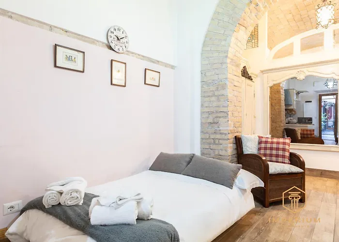 Imperium - 100mt To Metro, Private Patio, A-c, 2-4 Pax