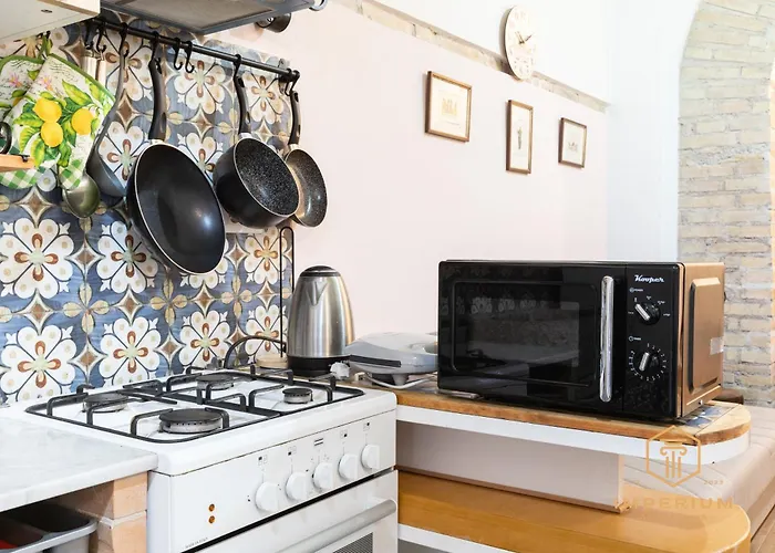 Imperium - 100mt To Metro, Private Patio, A-c, 2-4 Pax Roma